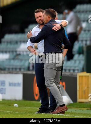 Darren Sarll, directeur de la ville de Yeovil (à gauche), embrasse à temps plein le directeur de Barnett Darren Currie après le match d'élimination de la Ligue nationale de Vanarama à Hush Park, Yeovil. Banque D'Images