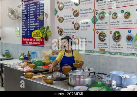 Femme qui cuisine au restaurant congee dans le nord de la Thaïlande Banque D'Images