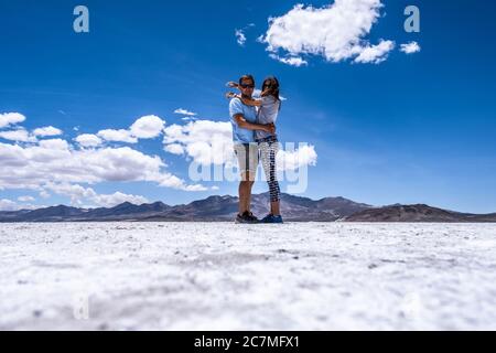 Couple debout dans un beau paysage Banque D'Images