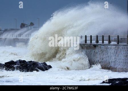 Des vagues de tempête massives se brisent dans le sentier côtier du Cap lors d'une intense tempête hivernale. Banque D'Images