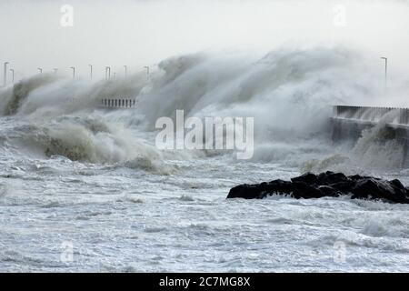 Des vents de la force de tempête écrasent d'énormes vagues dans le sentier côtier du Cap. Banque D'Images