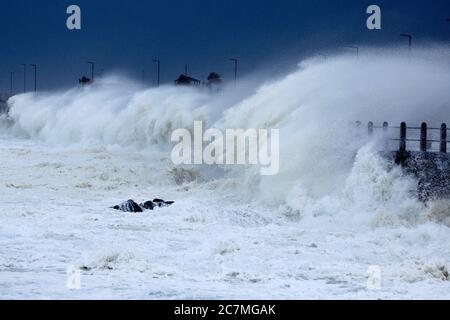 D'énormes vagues de tempête sont soufflées sur le sentier côtier du Cap lors d'une intense tempête hivernale. Banque D'Images