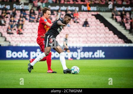 Herning, Danemark. 17 juillet 2020. Frank Onyeka (38) du FC Midtjylland et Mikkel Damsgaard de FCN vus pendant le match 3F Superliga entre le FC Midtjylland et le FC Nordsjaelland à l'aréna MCH à Herning. (Crédit photo : Gonzales photo/Alamy Live News Banque D'Images