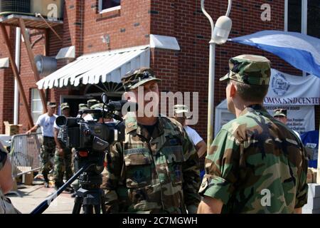 BILOXI, ÉTATS-UNIS - 08 septembre 2005 : l'aumônier de la Force aérienne interviewé par le journaliste lors des efforts de secours de l'ouragan Katrina. Banque D'Images