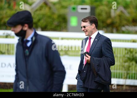 L'entraîneur Aidan O'Brien avec son fils Joseph en premier plan à l'hippodrome de Curragh. Banque D'Images