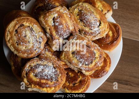 Viandes avec fromage cottage et raisins secs empilés sur une assiette. Banque D'Images