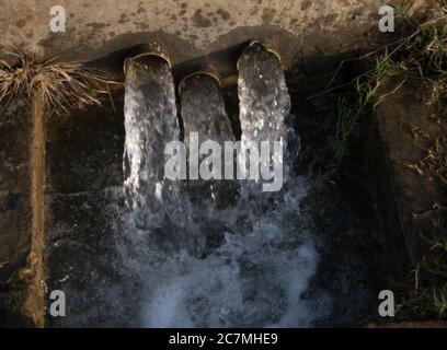 Tubewell d'eau dans le village pour donner de l'eau aux cultures, système indien d'irrigation pour les agriculteurs pour irriguer leur sol Banque D'Images