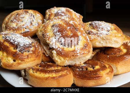 Viandes avec fromage cottage et raisins secs empilés sur une assiette. Banque D'Images