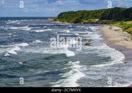 Hasle, Danemark. 08 juillet 2020. La côte ouest de l'île danoise de la mer Baltique près du petit village de pêcheurs Hasle. L'île de Bornholm est, avec l'archipel offshore d'Ertholmene, l'île la plus à l'est du Danemark. Grâce à son emplacement, l'île de Bornholm compte de nombreuses heures de soleil. Credit: Patrick Pleul/dpa-Zentralbild/ZB/dpa/Alay Live News Banque D'Images