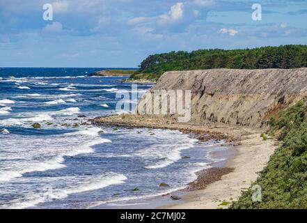 Hasle, Danemark. 08 juillet 2020. La côte ouest de l'île danoise de la mer Baltique près du petit village de pêcheurs Hasle. L'île de Bornholm est, avec l'archipel offshore d'Ertholmene, l'île la plus à l'est du Danemark. Grâce à son emplacement, l'île de Bornholm compte de nombreuses heures de soleil. Credit: Patrick Pleul/dpa-Zentralbild/ZB/dpa/Alay Live News Banque D'Images