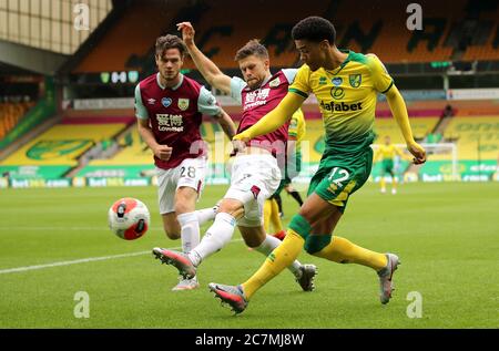 Johann Berg Gudmundsson (au centre) de Burnley et Jamal Lewis de Norwich City se battent pour le ballon lors du match de la première Ligue à Carrow Road, Norwich. Banque D'Images