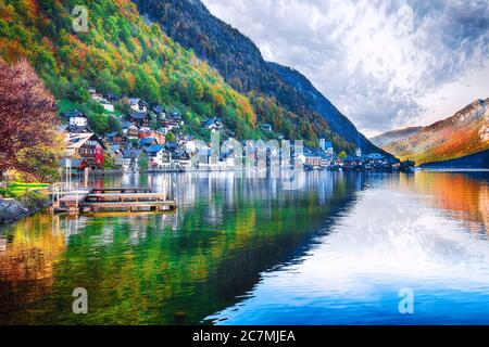 Vue panoramique sur le célèbre village de montagne de Hallstatt avec le lac de Hallstatter. Soleil d'automne lever de soleil sur le lac Hallstatt. Emplacement: resort village Hallstatt, sa Banque D'Images