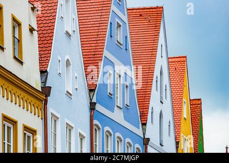 Maisons de ville d'Oold en Allemagne, en Europe. Ciel bleu ciel nuageux en arrière-plan Banque D'Images