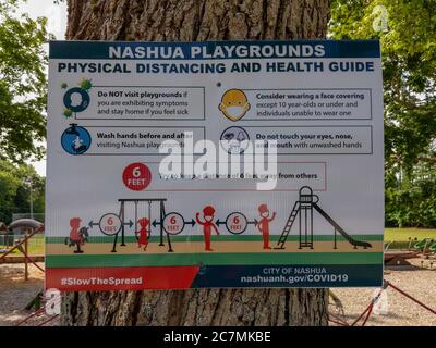 NASHUA, NH / USA - 10 JUILLET 2020 : directives de santé et de distance physique pour le détail des panneaux pour les terrains de jeux de Nashua City, 10 juillet 2020 Banque D'Images