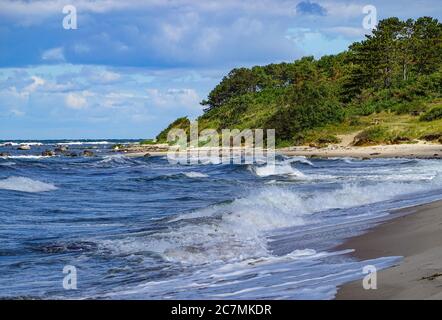 Hasle, Danemark. 08 juillet 2020. La côte ouest de l'île danoise de la mer Baltique près du petit village de pêcheurs Hasle. L'île de Bornholm est, avec l'archipel offshore d'Ertholmene, l'île la plus à l'est du Danemark. Grâce à son emplacement, l'île de Bornholm compte de nombreuses heures de soleil. Credit: Patrick Pleul/dpa-Zentralbild/ZB/dpa/Alay Live News Banque D'Images