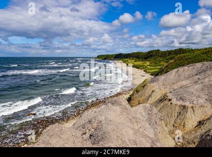 Hasle, Danemark. 08 juillet 2020. La côte ouest de l'île danoise de la mer Baltique près du petit village de pêcheurs Hasle. L'île de Bornholm est, avec l'archipel offshore d'Ertholmene, l'île la plus à l'est du Danemark. Grâce à son emplacement, l'île de Bornholm compte de nombreuses heures de soleil. Credit: Patrick Pleul/dpa-Zentralbild/ZB/dpa/Alay Live News Banque D'Images