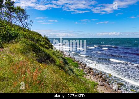 Hasle, Danemark. 08 juillet 2020. La côte ouest de l'île danoise de la mer Baltique près du petit village de pêcheurs Hasle. L'île de Bornholm est, avec l'archipel offshore d'Ertholmene, l'île la plus à l'est du Danemark. Grâce à son emplacement, l'île de Bornholm compte de nombreuses heures de soleil. Credit: Patrick Pleul/dpa-Zentralbild/ZB/dpa/Alay Live News Banque D'Images
