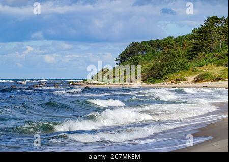 Hasle, Danemark. 08 juillet 2020. La côte ouest de l'île danoise de la mer Baltique près du petit village de pêcheurs Hasle. L'île de Bornholm est, avec l'archipel offshore d'Ertholmene, l'île la plus à l'est du Danemark. Grâce à son emplacement, l'île de Bornholm compte de nombreuses heures de soleil. Credit: Patrick Pleul/dpa-Zentralbild/ZB/dpa/Alay Live News Banque D'Images