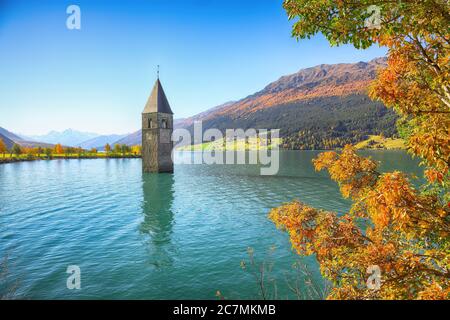 Vue fantastique en automne du clocher submergé dans le lac Resia. Lieu: Village de Graun im Vinschgau, Lago di Resia ou Reschensee, province du Tyrol du Sud, R Banque D'Images