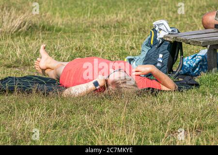 WIMBLEDON LONDRES ROYAUME-UNI. 18 juillet 2020. Une femme se bronzer un après-midi ensoleillé à Wimbledon Common lors d'une journée chaude et humide à Londres, alors que le verrouillage du coronavirus continue d'être assoupli.Credit: amer ghazzal/Alamy Live News Banque D'Images