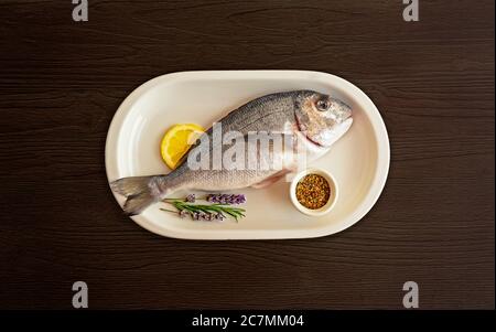 Poisson frais nettoyé et préparé pour la cuisson Banque D'Images