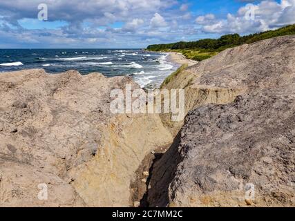 Hasle, Danemark. 08 juillet 2020. La côte ouest de l'île danoise de la mer Baltique près du petit village de pêcheurs Hasle. L'île de Bornholm est, avec l'archipel offshore d'Ertholmene, l'île la plus à l'est du Danemark. Grâce à son emplacement, l'île de Bornholm compte de nombreuses heures de soleil. Credit: Patrick Pleul/dpa-Zentralbild/ZB/dpa/Alay Live News Banque D'Images