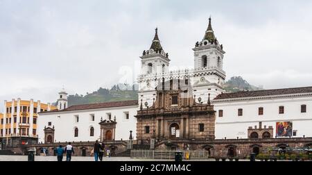 Place historique de San Francisco dans la vieille ville, Quito, Equateur. Banque D'Images
