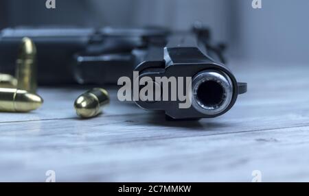 Gros plan d'un pistolet avec plusieurs puces sur un table en bois Banque D'Images