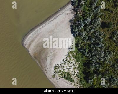 Vue aérienne sur le canal de distribution du Danube qui coule dans la mer Noire, Réserve de biosphère du Danube dans le delta du Danube Banque D'Images