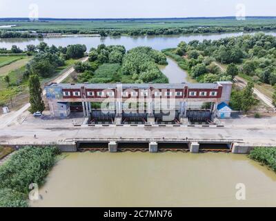 Vue aérienne sur la porte principale du canal Danube-Sasyk. Ukraine Banque D'Images