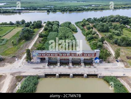 Vue aérienne sur la porte principale du canal Danube-Sasyk. Ukraine Banque D'Images