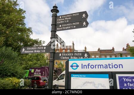 Affichage Thames Path sur Chelsea Embankment, Londres, Angleterre, Royaume-Uni Banque D'Images