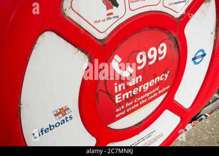 Un RNLI sauvetage anneau de flottabilité aide sur les rives de la Tamise, Londres, Royaume-Uni Banque D'Images