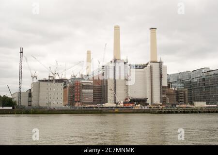 Battersea Power Station et The River Thames, Battersea, Londres, Royaume-Uni Banque D'Images