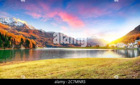 Superbe panorama d'automne sur le lac et le village de Silvaplana au coucher du soleil. Miroir de réflaction dans le lac. Lieu: Silvaplana, quartier de Maloya, région de l'Engadine Banque D'Images