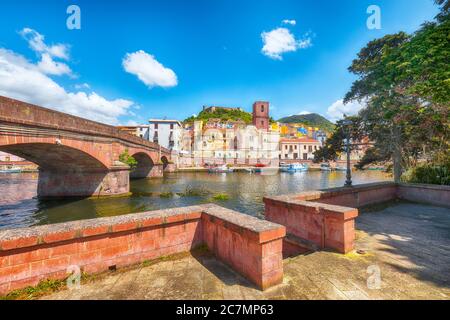 Paysage urbain étonnant de Bosa avec le pont Ponte Vecchio traversant la rivière Temo. Rive de la rivière avec maisons italiennes colorées typiques. Emplacement : Banque D'Images