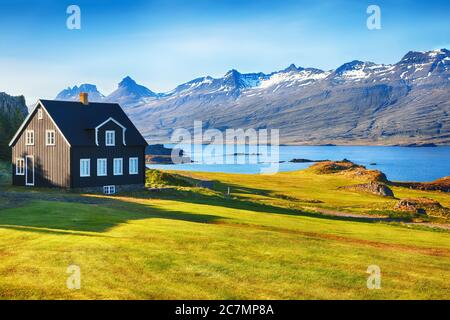 La vieille maison de Teigarhorn (a été construite en 1880-1882). Lieu: Monument naturel et réserve naturelle de Teigarhorn, Berufjordur, Islande de l'est, Europe Banque D'Images