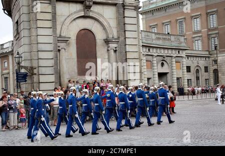 Högvakten au château de Stockholm. Les gardes royaux (suédois : Högvakten) sont les gardes de cavalerie et d'infanterie du roi de Suède, chargés de protéger la famille royale suédoise. La Garde royale est normalement divisée en deux parties, la garde principale stationnée au Palais de Stockholm. Photo Jeppe Gustafsson Banque D'Images