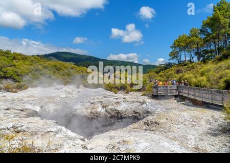 Les touristes qui visitent une piscine de boue au Wai-O-Tapu Thermal Wonderland, près de Rotorua, Nouvelle-Zélande Banque D'Images