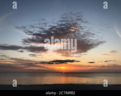 Lever du soleil sur Diani Beach au Kenya Banque D'Images