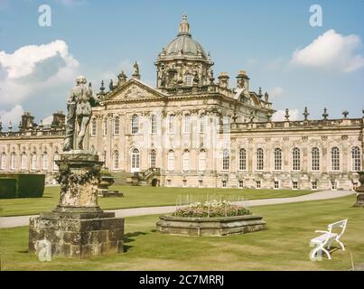 C'est la majestueuse maison connue sous le nom de Castle Howard dans le Yorkshire. La maison de campagne du comte de Carlisle entre 1699 et 1725. Lorsque le comte mourut en 1738, le projet fut achevé par son fils en droit Sir Thomas Robinson entre 1801 et 1811. Par la suite, un changement modeste a eu lieu jusqu'au Grand incendie de 1940 qui a gravement endommagé le bâtiment avec le dôme de toit s'effondrer laissant la maison ouverte aux éléments. Le dôme a été réconstruit en 1960 et sa décoration a été achevée en 1981. D'autres travaux de restauration entrepris par la famille Howard ont été achevés en 1995, d'autres travaux étant en cours jusqu'à ce jour Banque D'Images