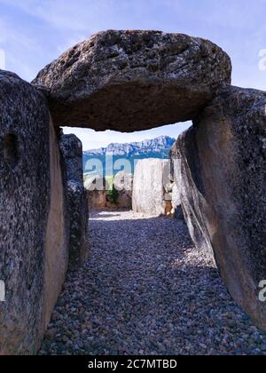 Dolmen de San Martin à Laguardia dans la Rioja Alavesa avec la Sierra de Cantabria en arrière-plan. Alava, pays basque, Espagne, Europe Banque D'Images