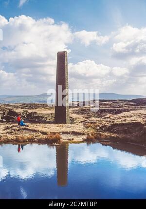 L'image est celle de la carrière abandonnée de Musbury Heights située sur le côté de Holcombe Moor près de Holcombe et du village Helmshore. La tour est en fait un axe de ventilation pour les travaux souterrains de carrière. Banque D'Images