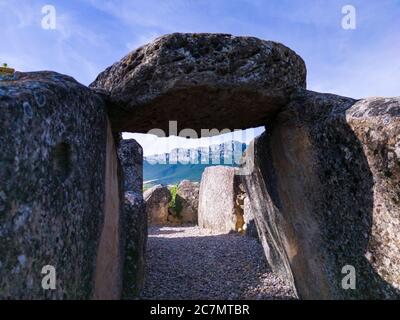 Dolmen de San Martin à Laguardia dans la Rioja Alavesa avec la Sierra de Cantabria en arrière-plan. Alava, pays basque, Espagne, Europe Banque D'Images