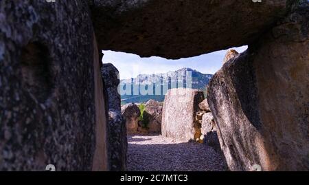 Dolmen de San Martin à Laguardia dans la Rioja Alavesa avec la Sierra de Cantabria en arrière-plan. Alava, pays basque, Espagne, Europe Banque D'Images