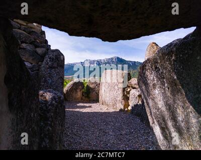 Dolmen de San Martin à Laguardia dans la Rioja Alavesa avec la Sierra de Cantabria en arrière-plan. Alava, pays basque, Espagne, Europe Banque D'Images