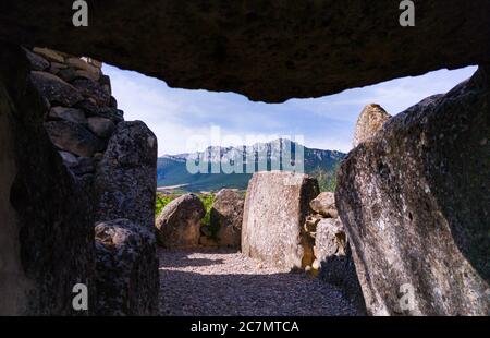 Dolmen de San Martin à Laguardia dans la Rioja Alavesa avec la Sierra de Cantabria en arrière-plan. Alava, pays basque, Espagne, Europe Banque D'Images