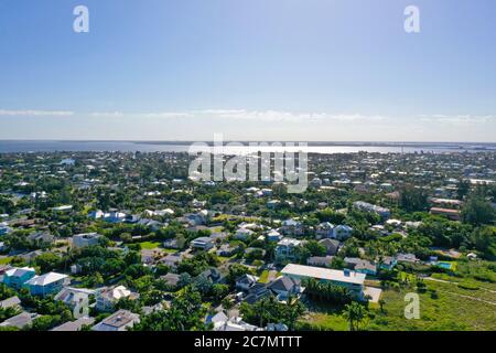 Vue aérienne de la magnifique plage de sable blanc sur l'île Anna Maria, Floride Banque D'Images