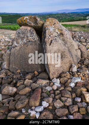 Dolmen dans l'Alto de la huesera à Laguardia dans la Rioja Alavesa avec la Sierra de Cantabria en arrière-plan. Alava, pays basque, Espagne, Europ Banque D'Images