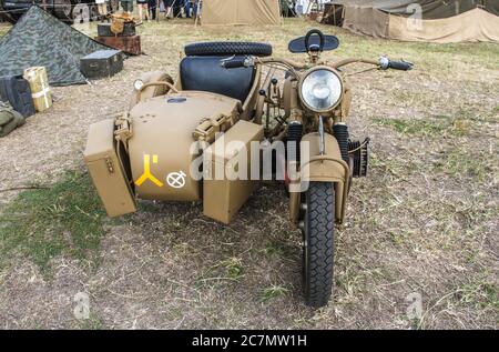 Mai 09 2014 Brisbane AustraliaOld WW2 moto et side-car garés sur l'herbe avec des tentes et des personnes en arrière-plan Banque D'Images